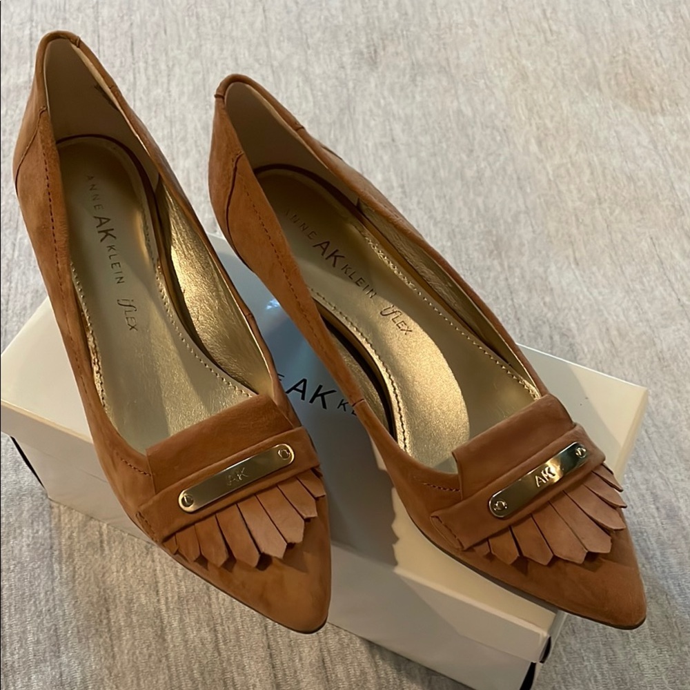 Anne Klein (new) suede iflex kitten heels